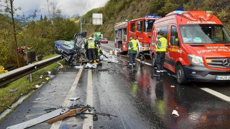 Pertsona bat hil da Almandozen kamioi batek eta auto batek izandako istripuan