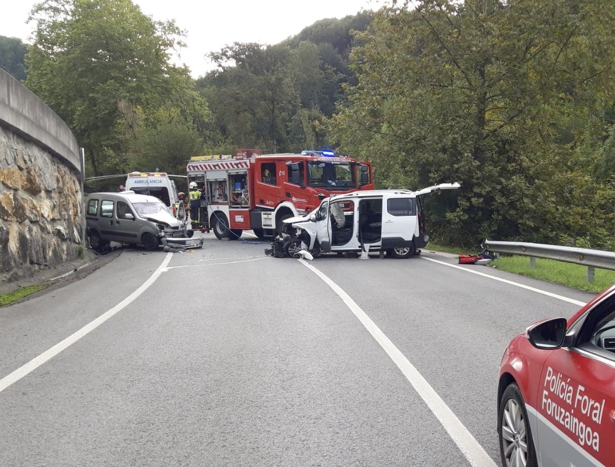 Bi pertsona larriki zaurituak Mugairin bi autoren artean gertatu den istripuan