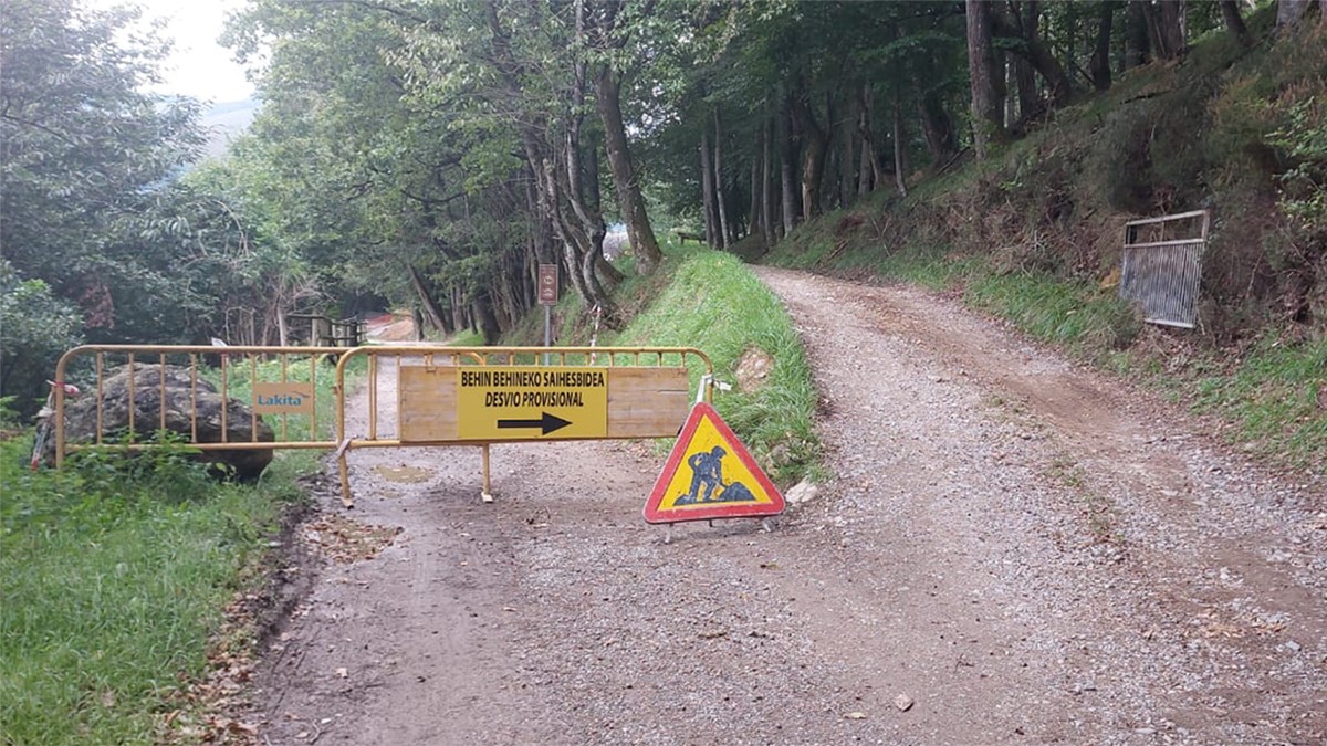 Plazaolako Bide Berdeko zati bat itxita
