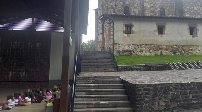 [GUTUNA]: Haurrak babesik gabe Beintza-Labaienen