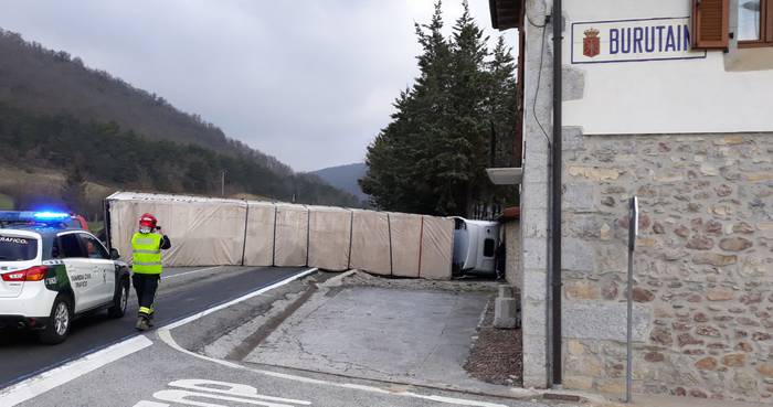 Kamioi batek istripua izan du Burutainen eta errepidea itxita dago bi noranzkoetan