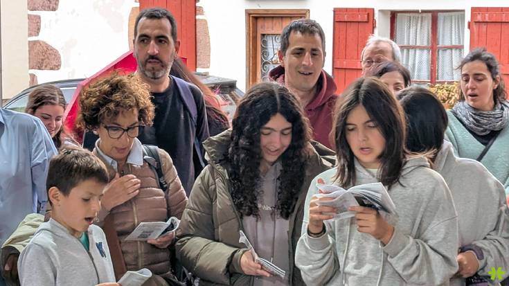 [ARGAZKIAK] 120 lagun bildu dira Zugarramurdiko kantu bazkarian