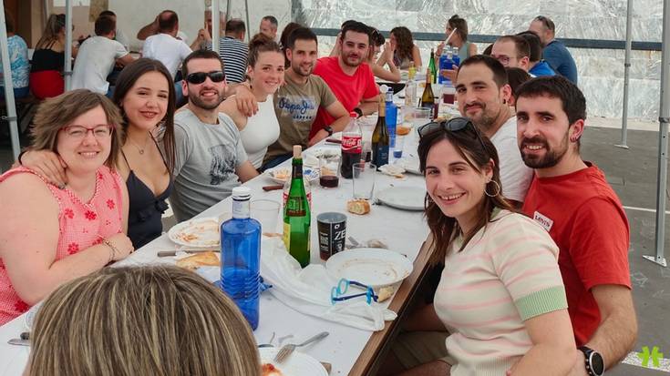 [ARGAZKIAK] Plaza Zaharrak Bizirik ekimenaren bueltan, giro ederra Urrozen