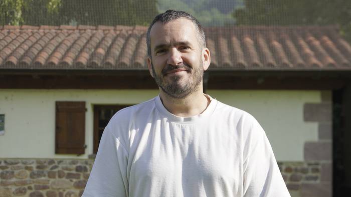 «Haurtzaroko Asier hura aldarrikatzeko ariketa da liburua»