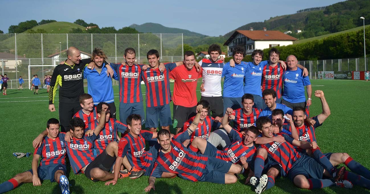Gure Txokoako futbol talde nagusiak garaipena eskuratu du eta Gipuzkoako Preferente mailara igo da