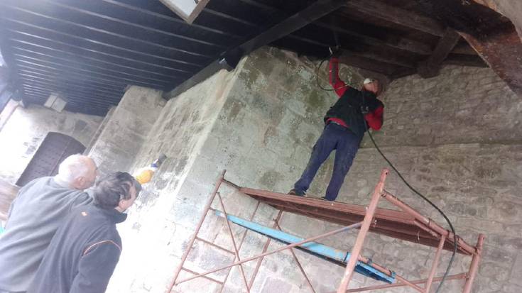 [ARGAZKIAK] Iturengo San Martin elizako portxea txukundu dute auzolanean