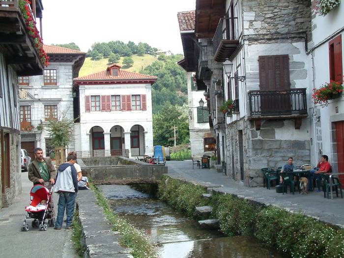 Astelehenean eta asteartean autobusak geldialdi bakarra eginen du Lesakan
