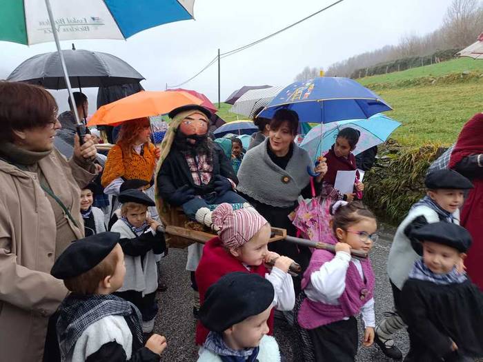 [ARGAZKIAK] Olentzeroren eta Mari Domingiren bisita izan dute Arantzako haurrek