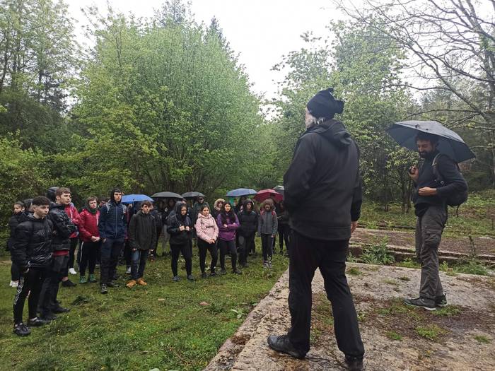 Beran Gartzingo behatokia eta langileen barrakoia ikusten izan dira Zizur Nagusiko ikasleak eta irakasleak