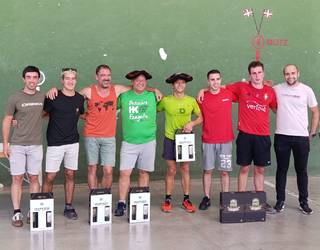 Hamabi bikotek eman dute izena Igantziko Biltoki elkarteak antolatutako frontenis txapelketan