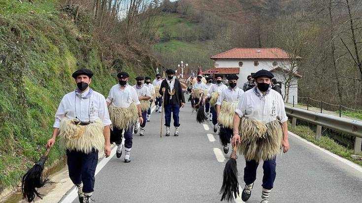 Iturengo joaldunek zubietarrak bisitatu dituzte gaur
