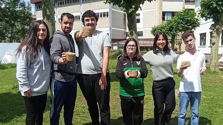 Toki Onako Lanbide Heziketa Bereziko ikasleek papera birziklatzeko proiektua egin dute