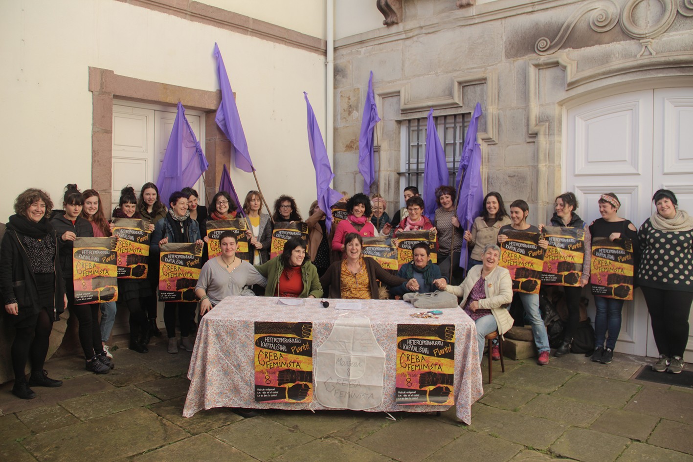 Baztan-Bidasoaldeko emakume feministek bat egin dute martxoaren 8ko grebarekin
