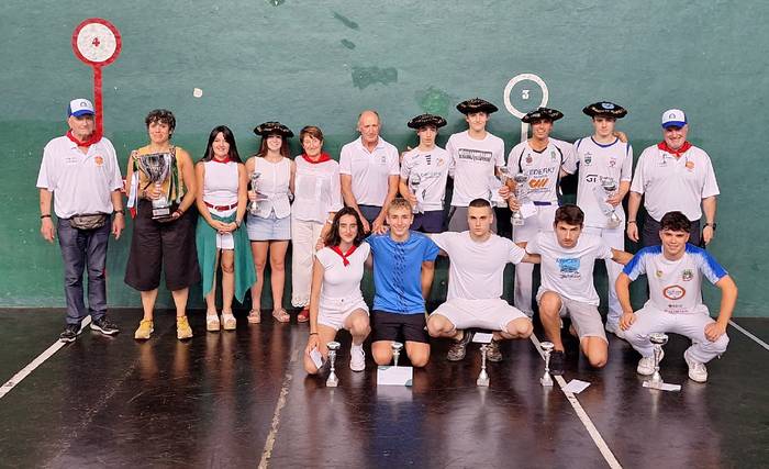III. Benito Tainta Pilota Txapelketako txapelak banatu dituzte Lesakan