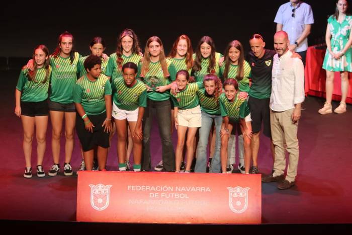 Beti Gazteko neska gaztetxoek Nafarroako Futbol Federazioko saria hartu dute