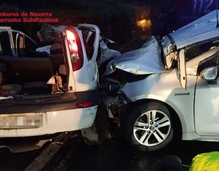 Bi emakume ospitaleratu dituzte gaur goizean bi autoren artean Arraiozen gertatu den istripuaren ondorioz