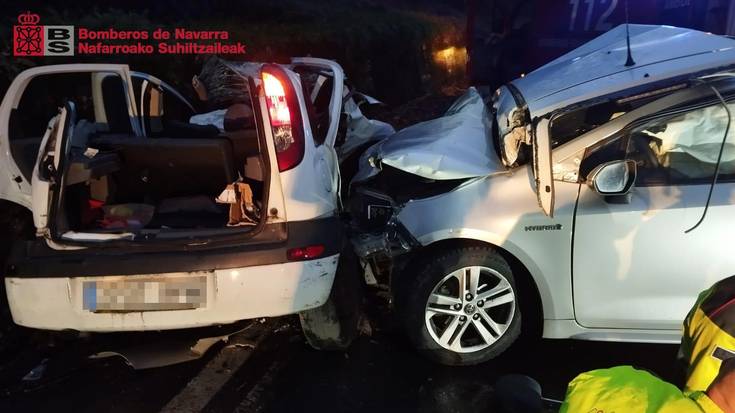 Bi emakume ospitaleratu dituzte gaur goizean bi autoren artean Arraiozen gertatu den istripuaren ondorioz