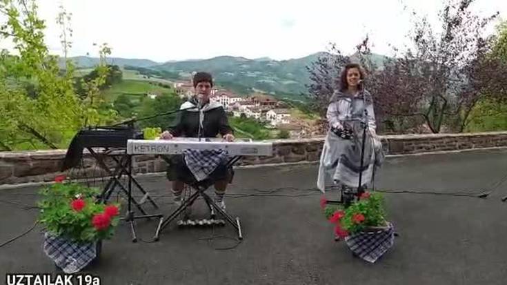 Hauspolariek taldeak kantuz oroitu du Baztandarren Biltzarra