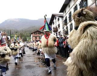 [ARGAZKIAK] Joaldunen harat-honaten ondotik, inauteak azken txanpan dituzte Aurtitzen, Iturenen eta Zubietan