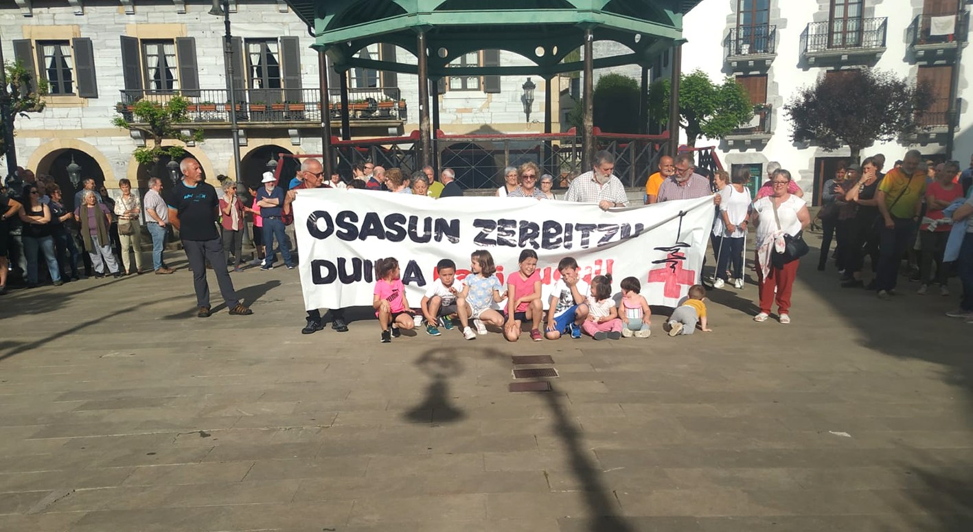 Osasun zerbitzu duinen aldeko elkarretaratzea egin dute Lesakan