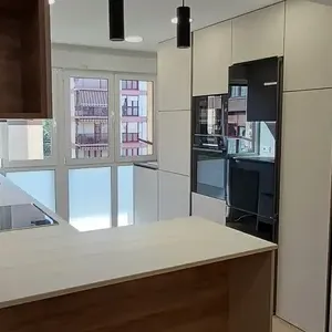 Neurrira egindako sukaldea