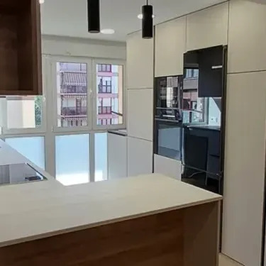 Neurrira egindako sukaldea