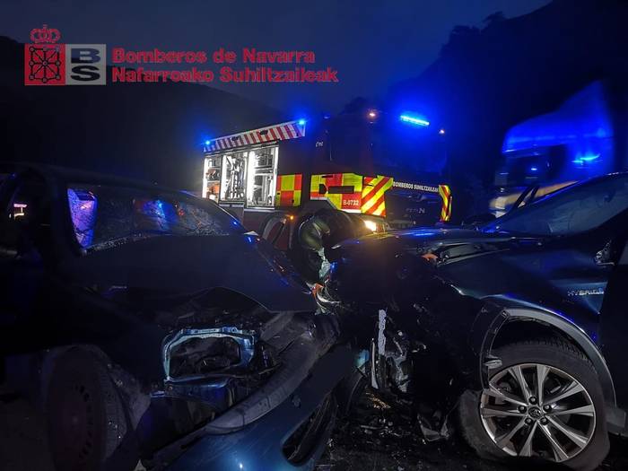 Bi gizonezko larriki zaurituak goizaldean N-121-A errepidean, Beran, izan den istripuan