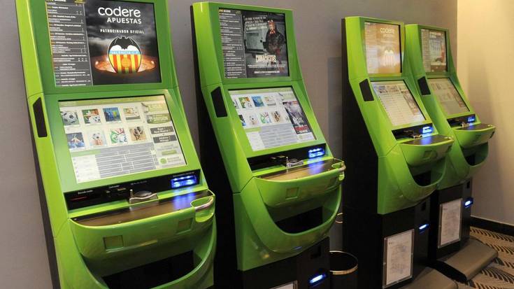 Hiru adingabe salatu dituzte Beran apustu makinetan eta makina txanponjaleetan ibiltzeagatik eta baita ostatuko jabea ere hori uzteagatik