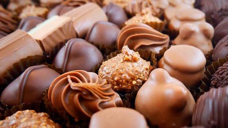 Landagain guraso elkartea laguntzeko eguberrietako bonboiak salgai paratu dituzte