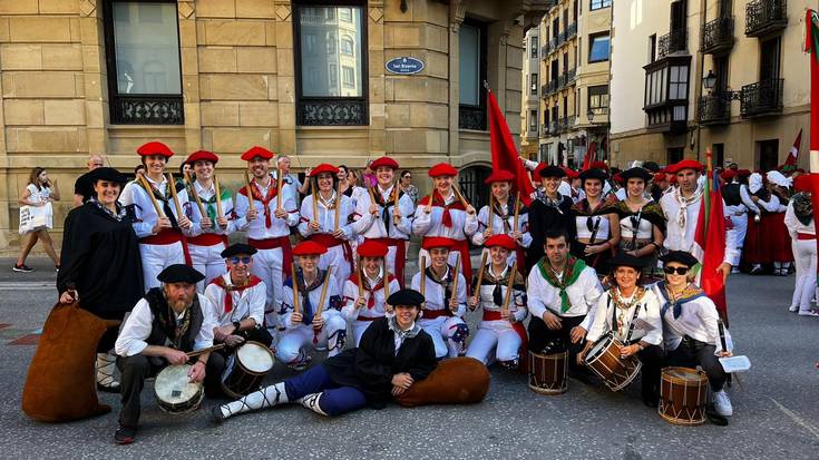Euskal Herriko Dantzari Egunean parte hartu dute Berako dantzariek eta txistulariek
