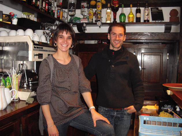 Marie eta Ximun Herriko Ostatuaren barraren gibelean 