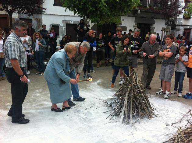 100 urteko Cristina Maiak piztu du San Juan bezperako sua