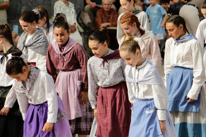 Euskal dantzen emanaldia izanen dute ostiralean Leitzako plazan