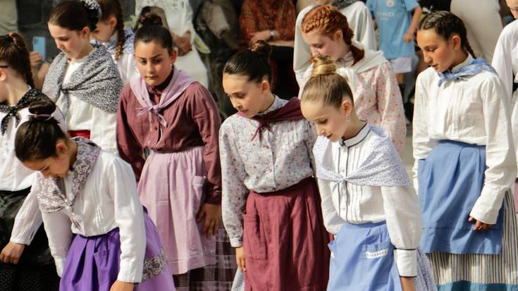 Euskal dantzen emanaldia