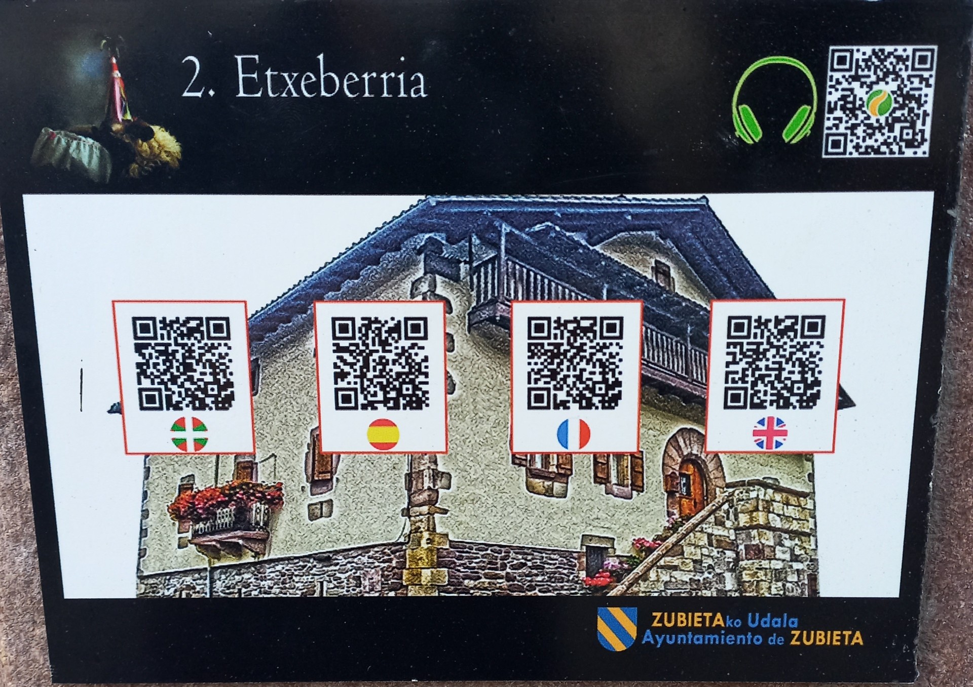 'Zubietatik barna' ibilbide gidaturako panela paratu dute estalpean