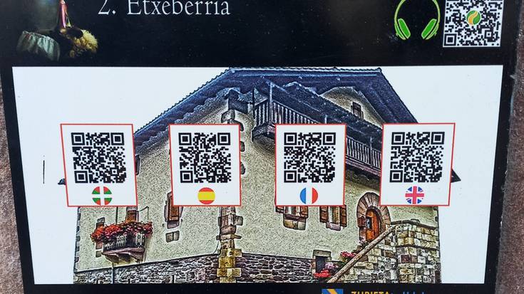 'Zubietatik barna' ibilbide gidaturako panela paratu dute estalpean