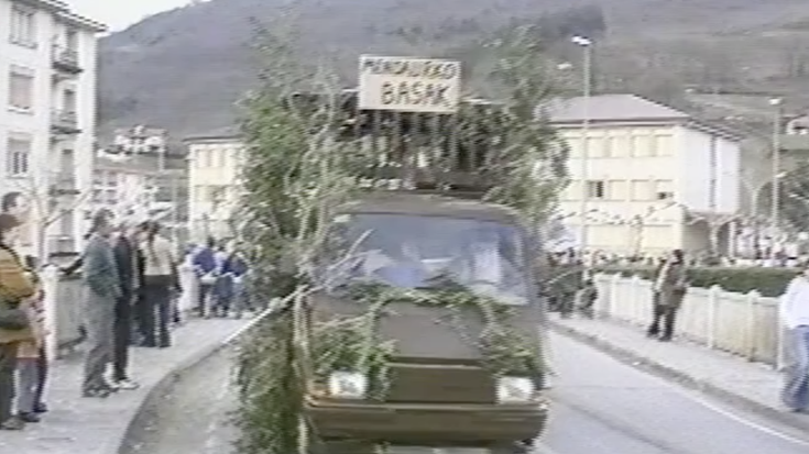 Doneztebeko inauterietako karrozen desfilea 2003an