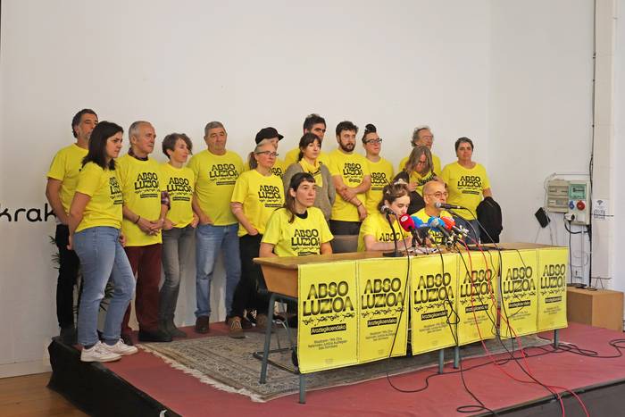 Euskal Herriko 196 pertsonaia publikok Aroztegiko auzipetuen absoluzioa eskatu dute