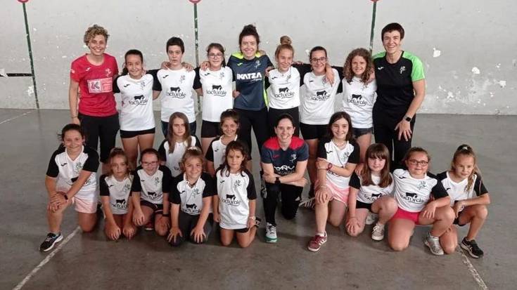 Ados pilota eskolako neskek ere ikasturtea akitu dute