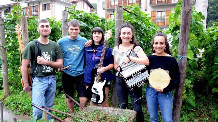 Bizphiru Pelau taldea: Herrietako bestetan musikaz plazak janzten