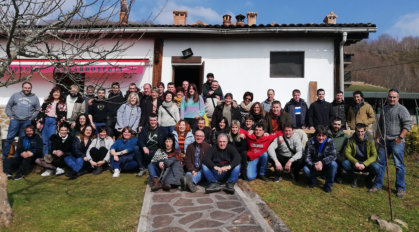 Arraioztarrak Larraldea sagardotegian izan dira