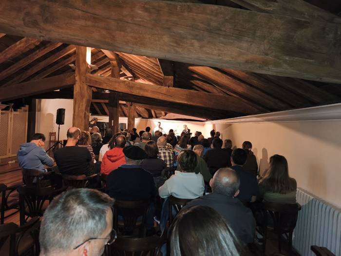 Larrialdi klimatikoaz mintzo, kapitalismoa izan zuen hizpide Hickel ekonomialiariak Elizondon