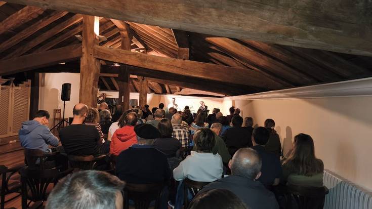 Larrialdi klimatikoaz mintzo, kapitalismoa izan zuen hizpide Hickel ekonomialiariak Elizondon