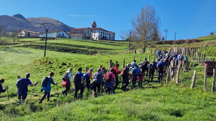 [BIDEOA] Baztango bazterrak eta kaskoak bisitatu dituzte Arkupeak elkarteko mendizaleek