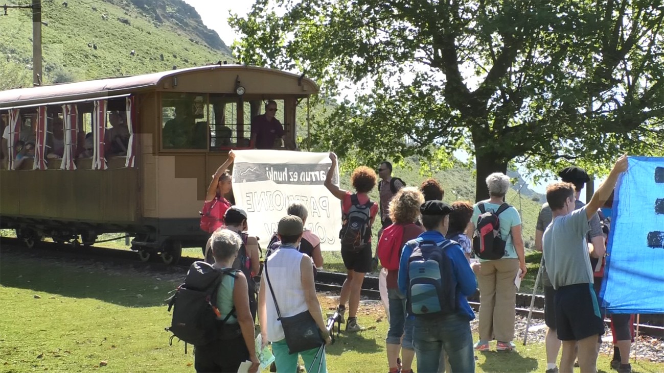 Tren ttikia gelditu du larunbat honetan 'Larrun ez hunki' kolektiboak