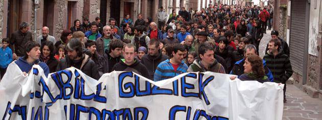 Ernesto Prat-en epaiketa salatzeko 500 lagun bildu ziren Elizondoko manifestazioan