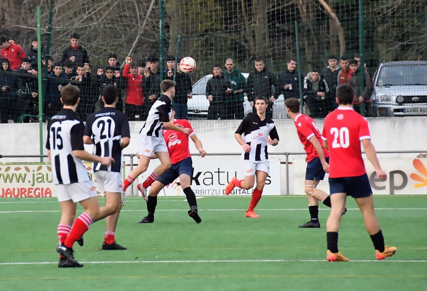 Nafarroako ligan ari diren futbol talde nagusiek etxean jokatuko dute eta Gipuzkoan ari direnek kanpoan