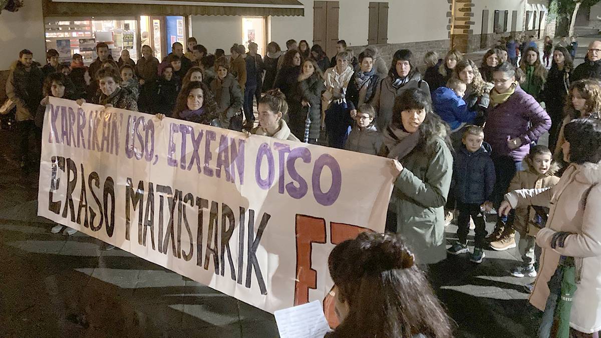 Karrikara ateratzeko deia egin dute azaroaren 25ean mugimendu feministak eta instituzioek