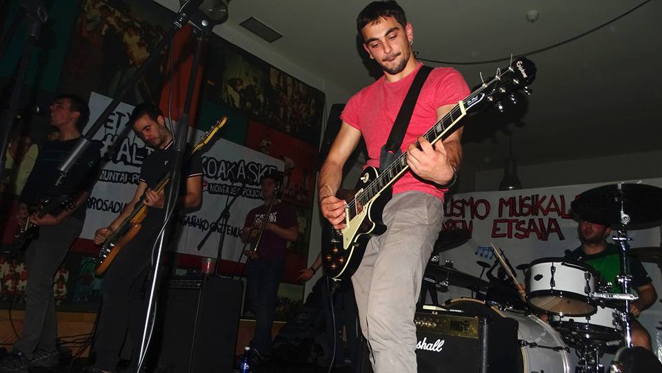 Rock-ska-punk doinuak eta plaza giroa izanen dituzte ortzirale gauerditik aitzinera Sunbillan