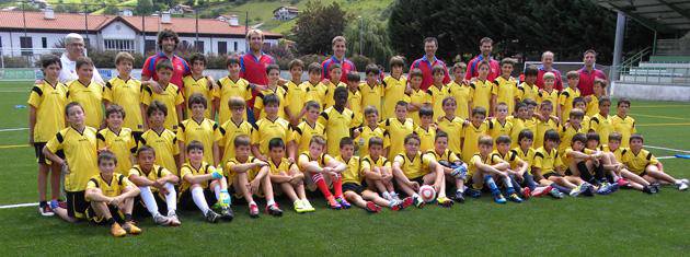 Nafarroako Federazioaren Futbol Campusak Mastegiko zelai berritua estreinatu du Lesakan